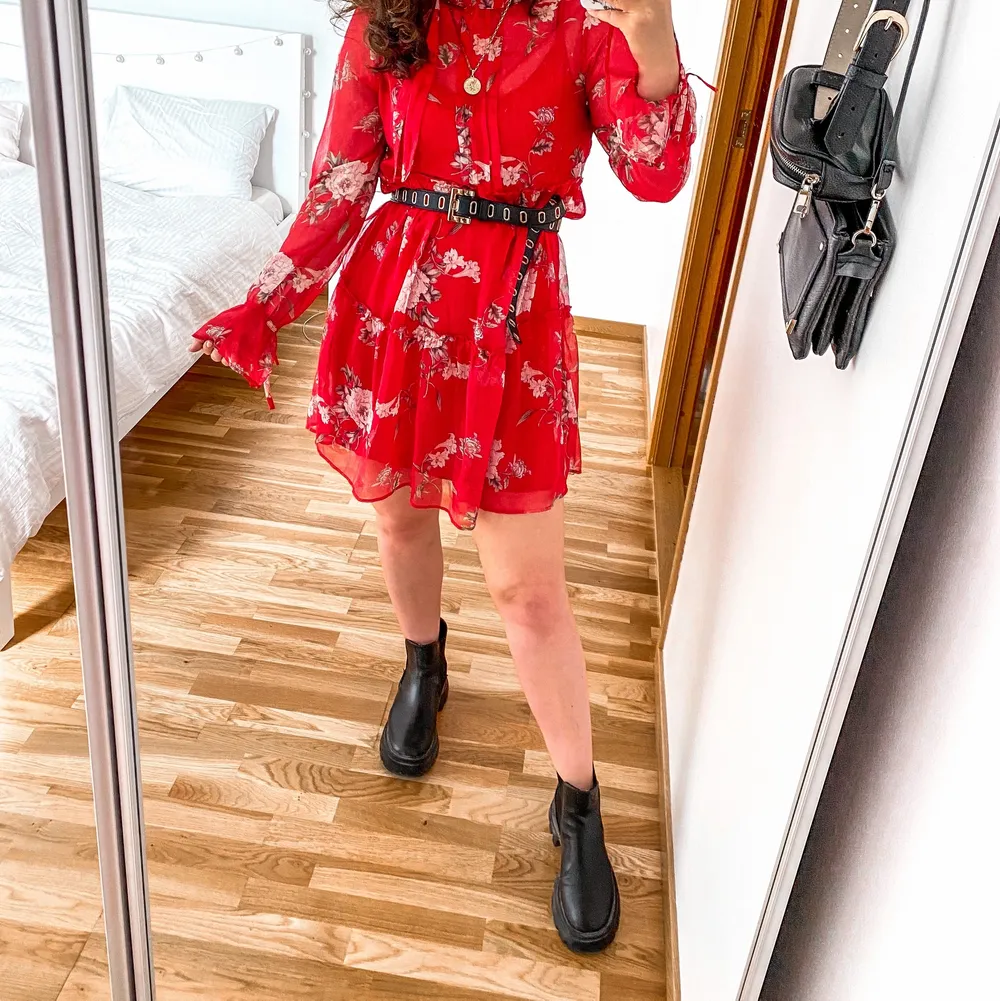 Cute flower dress, looks amazing with a belt and a leather jacket. Klänningar.