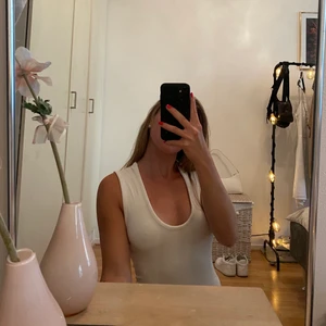 Vit body - Supersnygg body med bra kvalitet, sparsamt använd 💓