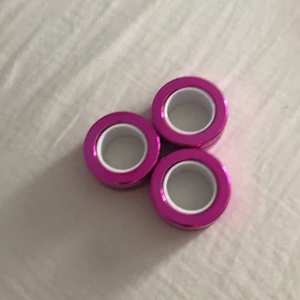 Magnetic rings - Dom är rosa och glänser mycket. Dom har bra magneter och är roliga att använda när man har tråkigt.