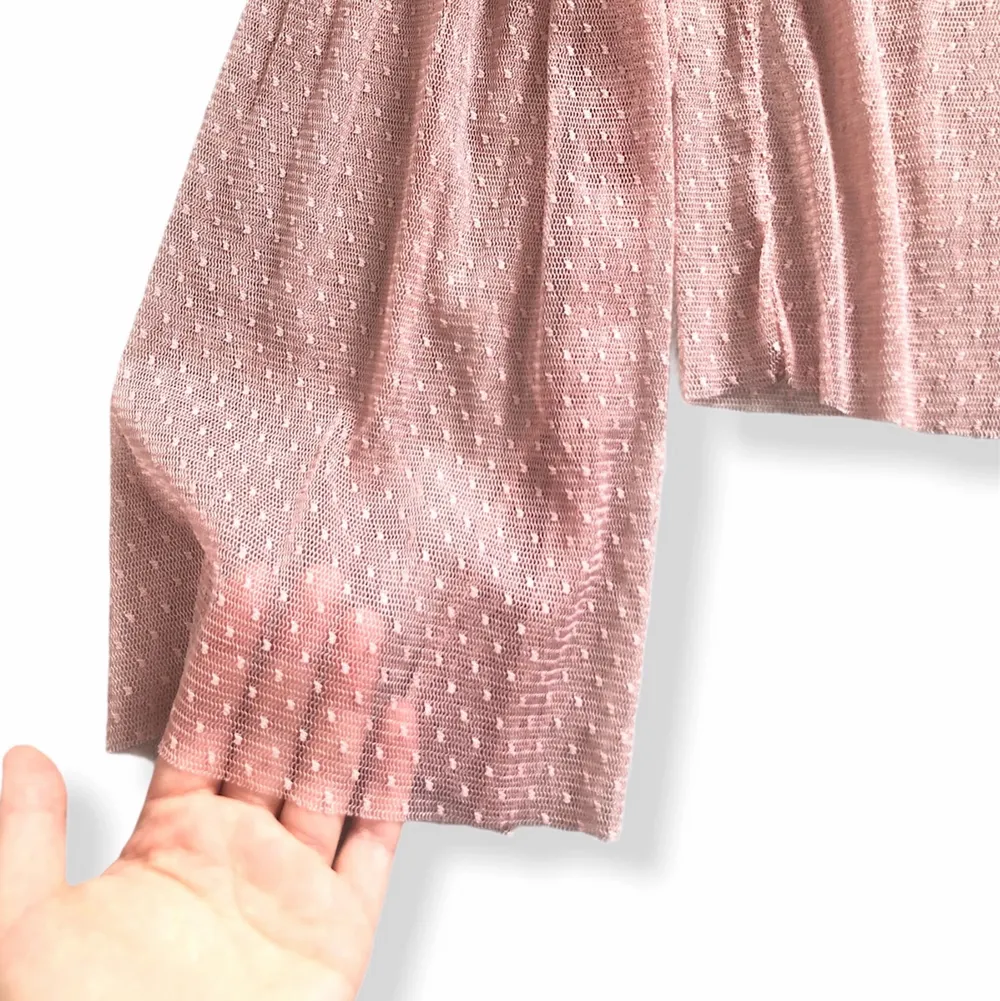 Superfin transparent tröja som är väldigt snygg att ha på sig med en crop top under.den är rosa genomskinlig och prickig. Ärmarna är väldigt vida. Storlek 38.. Toppar.