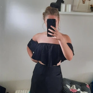 Bandeautopp  - Knappt använd. Från Gina tricot. Toppen är I strl M, men passar även mindre strl, pga resåret. Jag bjuder på frakten ❤