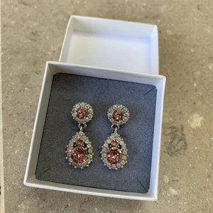 Örhängen från Lily and Rose  - Fina örhängen från Lily and Rose. Endast använda en gång under min studentbal. Som nya. Box medföljer och är lite sliten. 