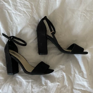 Klackskor från nelly - Använda två kvällar! Nån liten skada på klacken 💖 runt 8 cm klack, tyvärr för stora för mig 😞