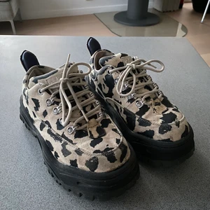 Eytys Angel - Säljer ett par Eytys Angel Canvas Printed Platform Shoes i storlek 38. Inga defekter utöver ett litet igensytt hål på högra skon (se bild 3). Det syns inte alls om man inte kollar noga! Slutsålda och väldigt sällsynta. Nypris runt 2500kr. Buda från 500 💖 