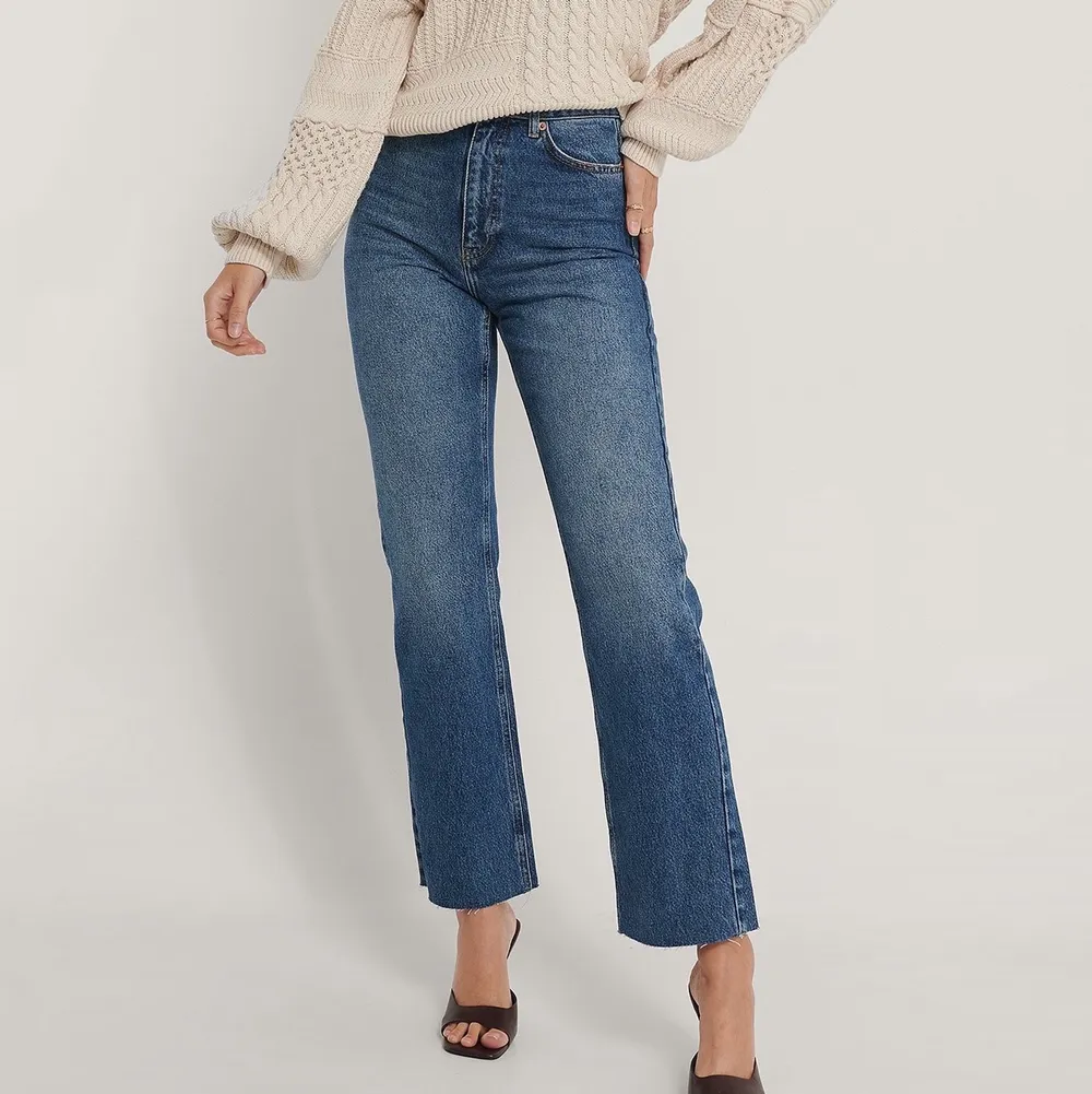Blåa jeans med fransad kant nedtill, high waist, nypris 499kr. Jeans & Byxor.