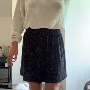 Prickig kjol - Säljer denna prickiga kjol, den är ganska lång men har resor i midjan vilket gör att den är smidig eftersom att det går att ljusters hur högt eller långt Ner man vill ha den:) hör av er och fler frågor och bilder:) det står att det är storlek Xs men då sitter den inte som den gör på mig, jag är storlek s-m. 