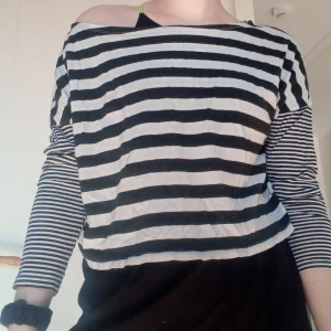 Långärmad randig tröja från Indiska. FRI FRAKT! - Vit/svart randig långärmad tröja från Indiska, strl S. Bra skick. Alltid fri frakt.