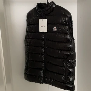 Moncler väst  - En helt ny moncler väst. Helt o använd, säljs på grund av att den är för liten och inte passar mig. 10/10 