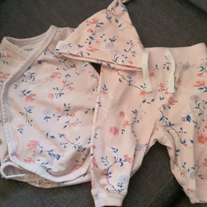 Bebis set - Säljer ett bebis set med body, mössa och byxor. Tröjan är lite urtvättad men byxorna och mössan är oanvända så setet är i relativt gott skick.