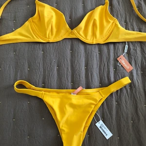 Bikini - Gul bikini med tunna band, perfekt till när man solar. Aldrig använd och lappar sitter kvar! Båda delar för priset. Överdelen kan anses vara lite liten så pssar mindre bröst.