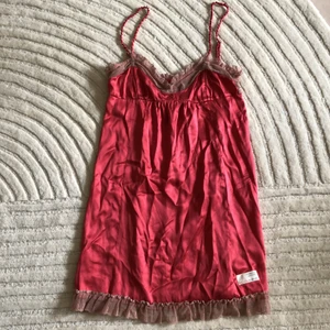 Fin korallfärgad sidenklänning Odd Molly stl 1 - Underbar sidenklänning från Odd Molly size 1 motsvarar 34-36. Klänningen är endast provad så toppskick. Kan skickas inom SE