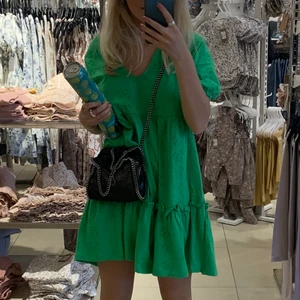 Populär asos klänning - Säljer denna sjukt snygga sommar klänning från asos. Använd 2 gånger. Passar xs-s. Buda från 300!💕💕💕 köp direkt 580kr❤️