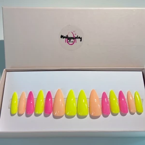 Lösnaglar - Lösnaglar ingår med nagelfil, Alkoholservett och lim.