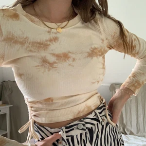 Långärmad tröja  - Långärmad tröja med detaljer på sidan som går att dra åt 💕 Endast prövad och är alltså i fint skick! Frakt tillkommer☺️