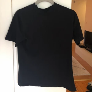Svart t-shirt storlek S - Svart t-shirt från Nelly. Storlek S. 40kr. Kan mötas i Linköping annars står köpare för frakten😊