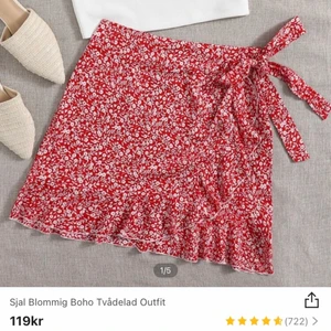 Röd blommig shein kjol  - Super söt röd blommig Kjol ifrån Shein i strl S i princip helt ny