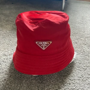 Prada bucket hat - Köpte den 2018 och har knappt använt. Skriv till mig om ni har några frågor. Budgivning 