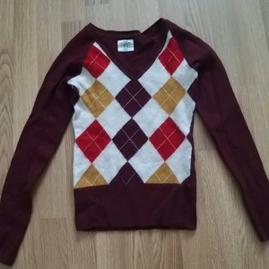 vinröd tröja - vinröd långärmad tröja med diamant mönster i röd och gul färg. mysig och mjuk tröja som är lite stretchig. skit snygg. älskar denna men ärmarna är för korta för mig nu.