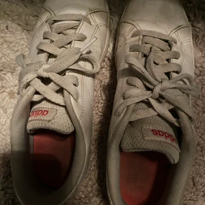 Adidasskor - Ett par vita adidasskor med rosa detaljer. Lite slitna men fortfarande hela och fina, kommer såklart tvätta de lite extra innan det skickas iväg. Även rosa sula. Frakt ingår