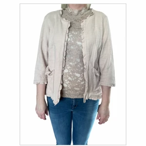 Kavaj - Kavaj från Cream, ljusrosa/ nude. Använd en gång. Stl L. Skriv till mig om du är intresserad, pris kan diskuteras. Köparen står för frakten.