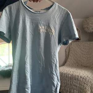 Calvin Klein t shirt i storlek xs som är ljus blå och skit fin