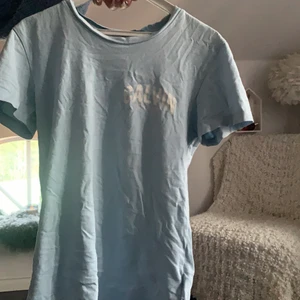 Calvin Klein  - Calvin Klein t shirt i storlek xs som är ljus blå och skit fin