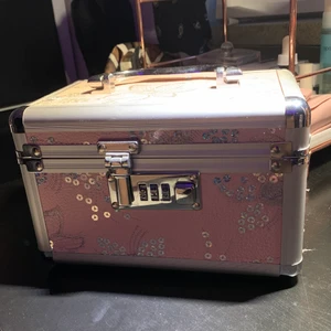 SMYCKESKRIN  - Ett helt oanvänt smyckeskrin som får plats med många smycken och har två styckena fack för all slags smycken! Passar perfekt för dig som söker efter ett smyckeskrin med mycket plats, med ett lås och spegel! Finns på gröna linjen, tar emot Swish & kontanter :)