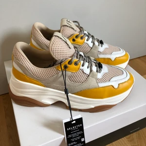 SLFGAVINA TRAINER B - (citrus) - En studentpresent som olyckligtvis var i fel storlek, därmed sprillans nya. Skon är snygg och passar till allt. Säljer för att köpa nya i rätt storlek. Priset är förhandlingsbart vid snabbt köp! - (originalpris 1499kr)