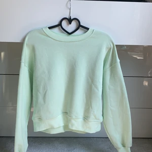 Collegetröja  - Säljer denna ljugröna collegetröja från chiquelle då den inte kommer till användning längre. Storlek xs men passar s med största säkerhet. Köparen står för frakt💕 fraktalternativ kan diskuteras 😄