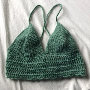 Virkad topp - Virkad topp i storlek xs/s. Passar mig som har A-kupa. Justerbar i ryggen. Frakten ingår i priset!💚📦