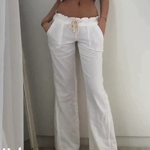 Roxy linnebyxor - LÅNADE BILDER! Tycker inte dessa sitter något bra på mig så säljer dem, har sprättat upp där nere så dem passar ngn som är 172💓 Strl S men är lite större i strl, slutsålda nästan hela tiden
