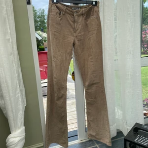 Beiga Manchester byxor - Snygga Manchester byxor i beige. De är lågmidjade och bootcut! W26 l32, passar xs-s.