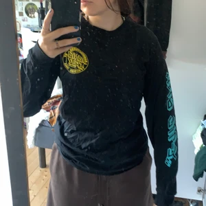 Santa Cruz tröja srl S - Köpt för cirka 6 månader sen, bra skick, inte mycket använd, ganska tunn (inte genomskilnig)