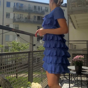 Volangklänning - Intressekoll på denna SVINSNYGGA klänningen!! Supertrendig och verkligen hur fin som helst. Säljer pga att den ej kommer till användning för mig💙💙 Buda gärna eller skriv vad ni är villiga att betala💘