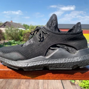 Y3 Saikou - Y3 Saikou, storlek: 44(passar 44,5), ett märke på vänster insida syns ej så mycket. Går att täcka med en vanlig svart penna. Annars inga flaws. Originalpris: 4500kr. Pris:1500kr+frakt. Går att diskutera