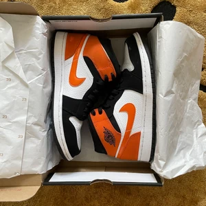 Jordan 1 mid - Ett par coola Jordan 1 mid i storlek 40,5!! Bra skick💕Buda ifrån 1000kr!! Skriv om du har frågor💓💓Lägger upp igen pga oseriösa budare❣️