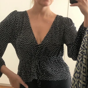 Prickig topp - Topp från Zara, fint lite skimrande tyg. Säljer pga får inte användning för den. Köpare står för frakt!