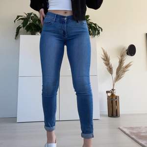 Säljer dessa jeans från Levi’s i modellen 710 super skinny. Storlek 26. Skulle säga att dom är halvhöga i midjan, slutar lite under naveln. Jag är 168cm för längdreferens men jag brukar bära dom lite uppvikta. Superfin blå tvätt. Skriv för fler bilder💫🌺