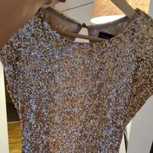 Klänning  - Party klänning igen 🤩guld med öppning i ryggen 