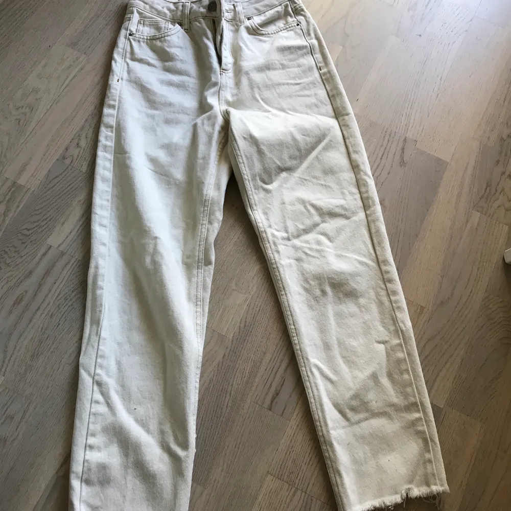 White jeans from BDG urban outfitters. I barely wore these, they look new!. Jeans & Byxor.