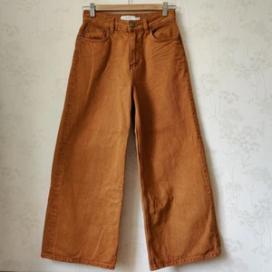 Supersnygga byxor från & Other Stories  - Så snygga rostfärgade jeans. I superfint skick! De är köpta på Tradera, men passade tyvärr inte mig. 