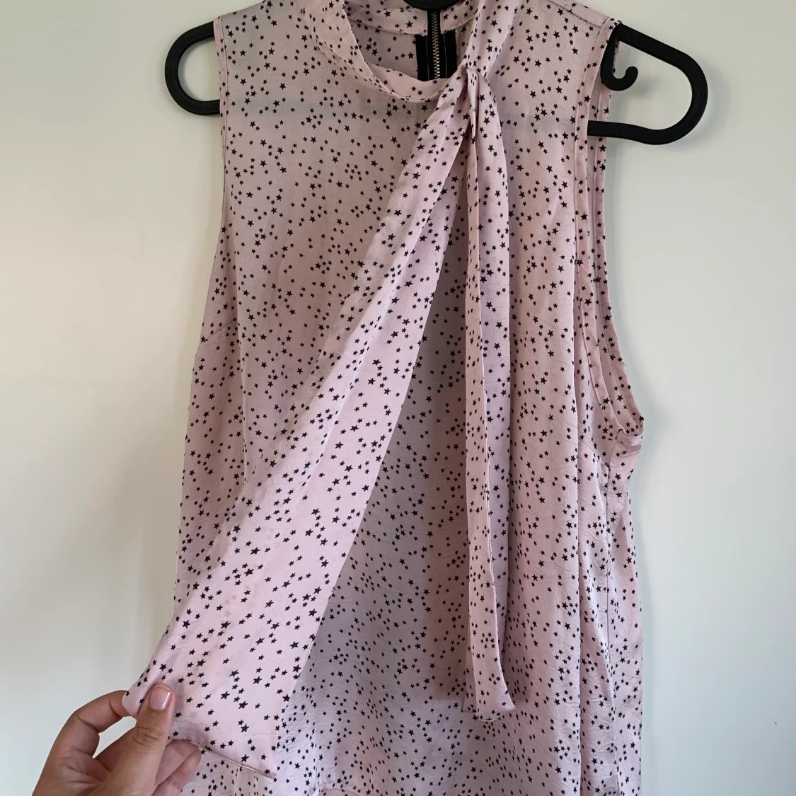 Rosa blus med knytdetalj - 91