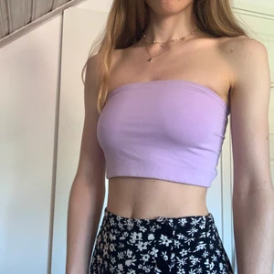 Lila topp - Så fin topp utan axelband. Har har endast provat den men aldrig använt för köpte i fel storlek och var dum nog att ta av prislapp innan jag testat... Jag säljer toppen då den sitter för tight på mig.