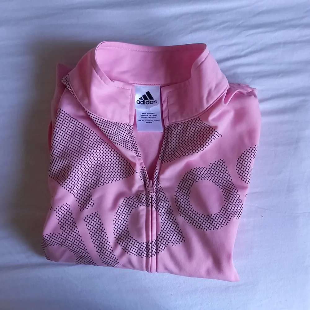 Väldigt Adidas kofta i en fin ljus rosa färg passar barn och är knappt använd . Jackor.