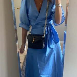 Sommarklänning - Sååå fin klänning från GinaTricot! Stl 34. Köpt förra veckan men ångra mig då jag hittade en annan. Den är ganska justerbar så passar 34-38. Den har lappar kvar! Aldrig använd. Först till kvarn💖