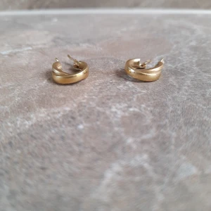 18 k guldörhängen  - Inköpta i juli för 4500   säljs för att de inte används 