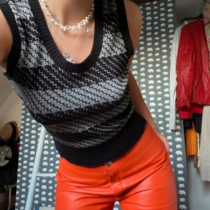 Glittrig vest - Vest med coolt mönster! Materialet är bekvämt🌸🌸