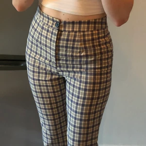 Rutiga byxor  - Slutar ungefär vid ankeln på mig som är 166cm. Tunna och sköna i materialet. 