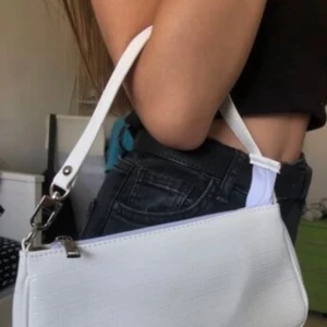 Vit väska - Populär & superfin väska, sparsamt använd!🤍 möts upp eller fraktar 