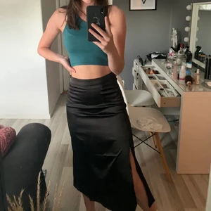 Svart sidenkjol  - Köpte denna kjol på Plick men var lite stor (lånad bild) den är jätte fin och är i storleken S från shein